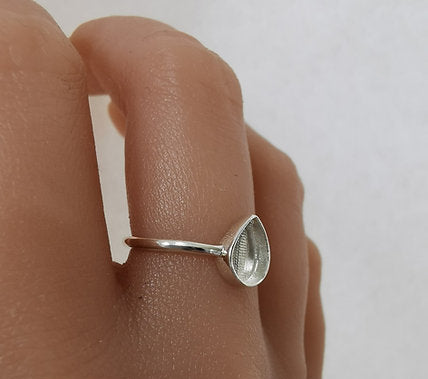 PLAIN TEAR DROP RING BAZEL