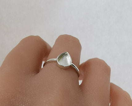 PLAIN TEAR DROP RING BAZEL