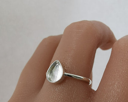 PLAIN TEAR DROP RING BAZEL